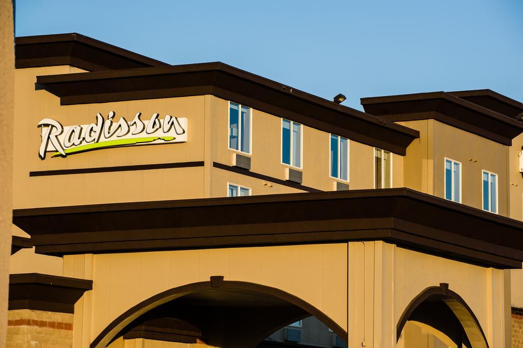 Radisson Hotel & Suites Fort Mcmurray Exteriör bild