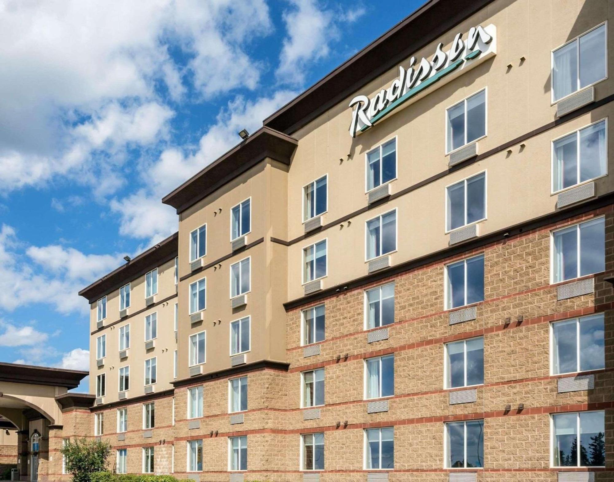 Radisson Hotel & Suites Fort Mcmurray Exteriör bild