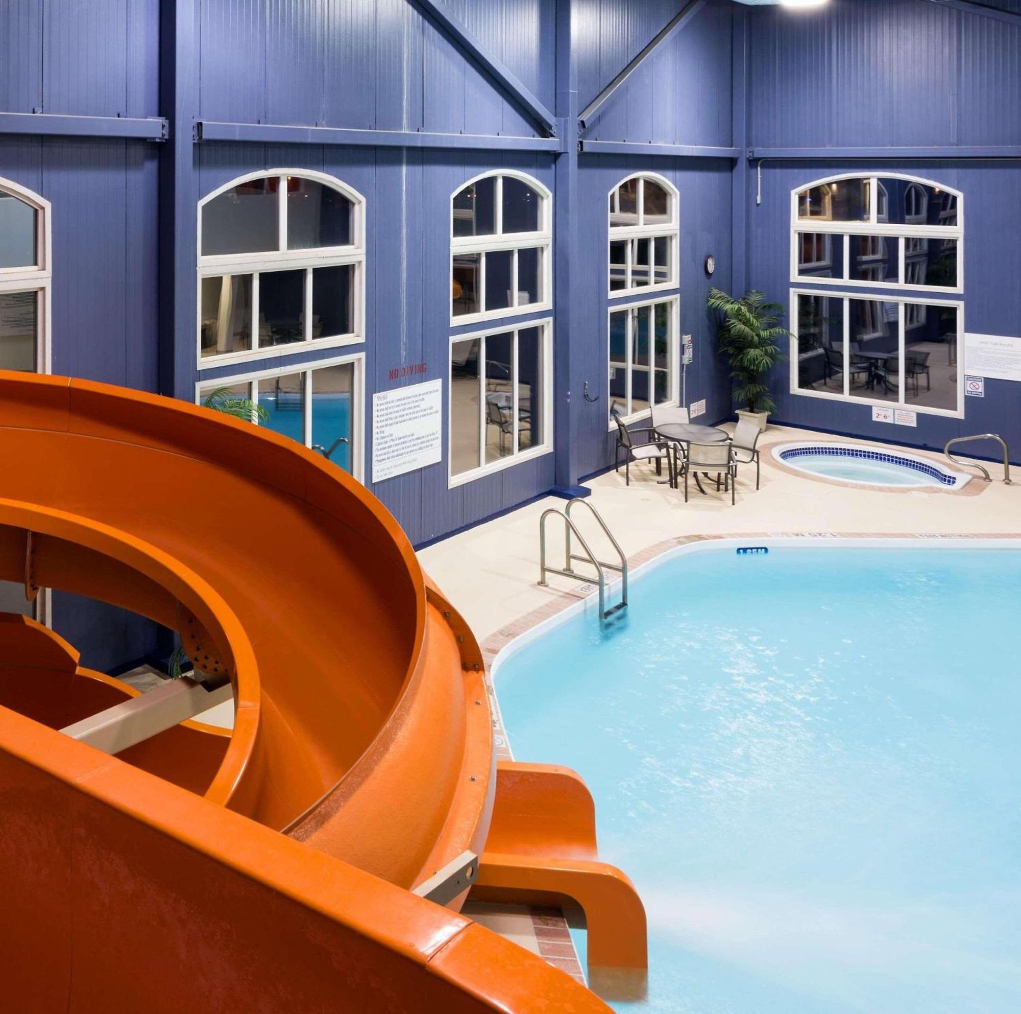 Radisson Hotel & Suites Fort Mcmurray Exteriör bild