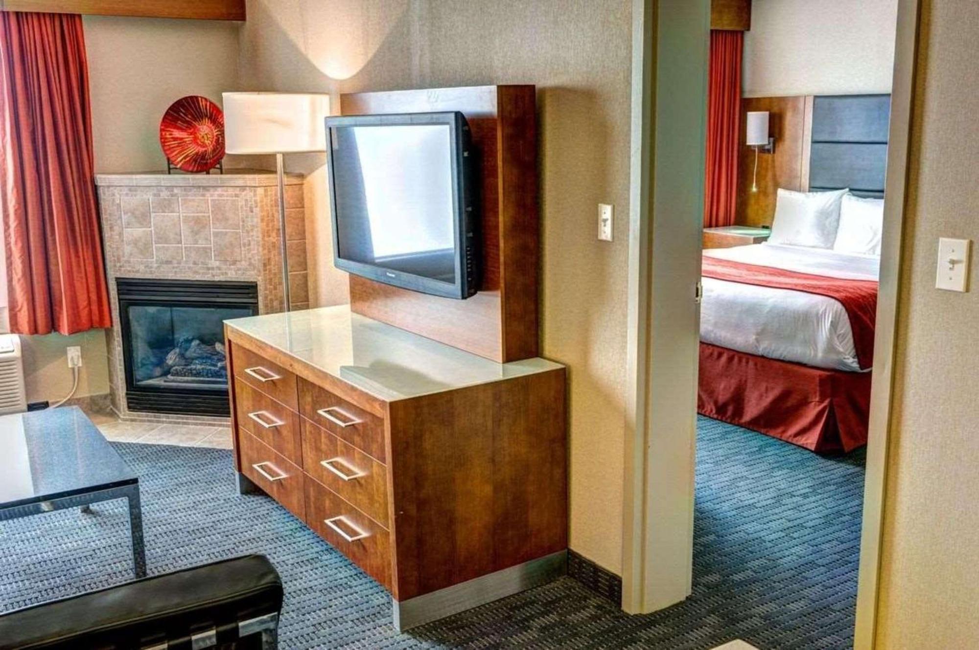 Radisson Hotel & Suites Fort Mcmurray Exteriör bild