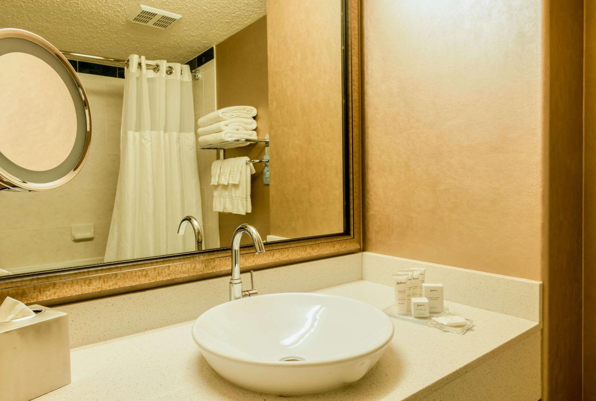 Radisson Hotel & Suites Fort Mcmurray Exteriör bild