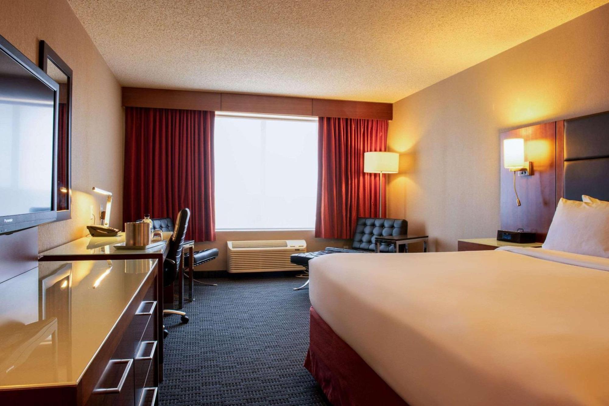 Radisson Hotel & Suites Fort Mcmurray Exteriör bild
