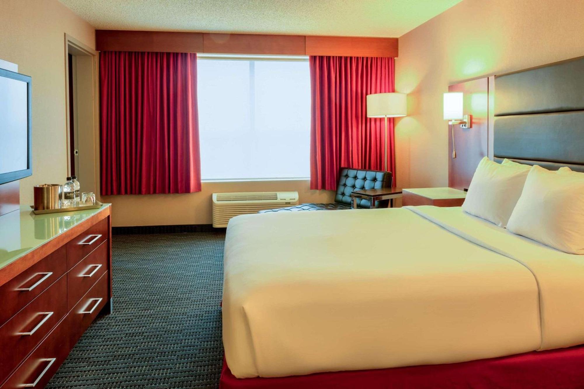 Radisson Hotel & Suites Fort Mcmurray Exteriör bild