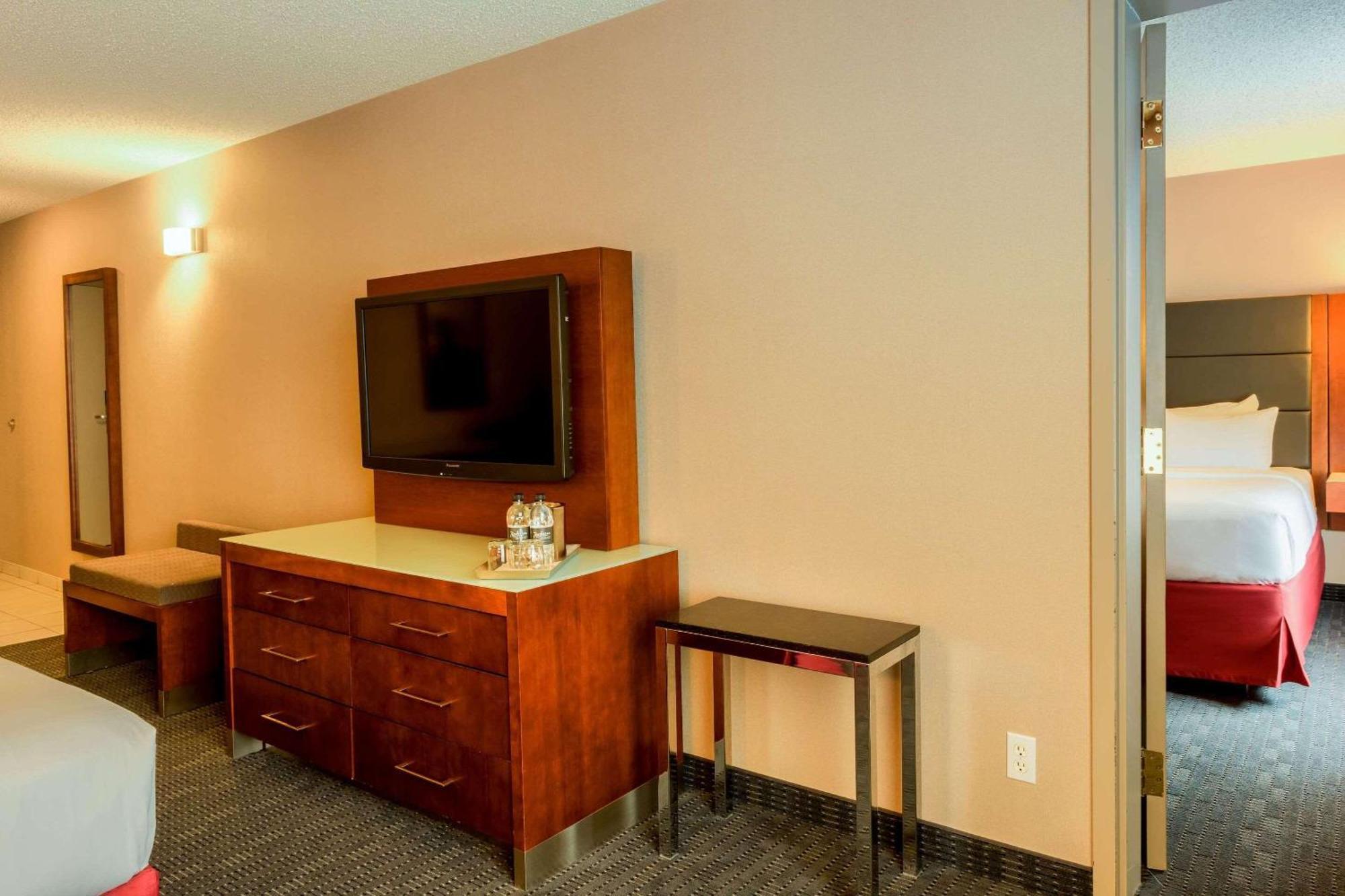 Radisson Hotel & Suites Fort Mcmurray Exteriör bild