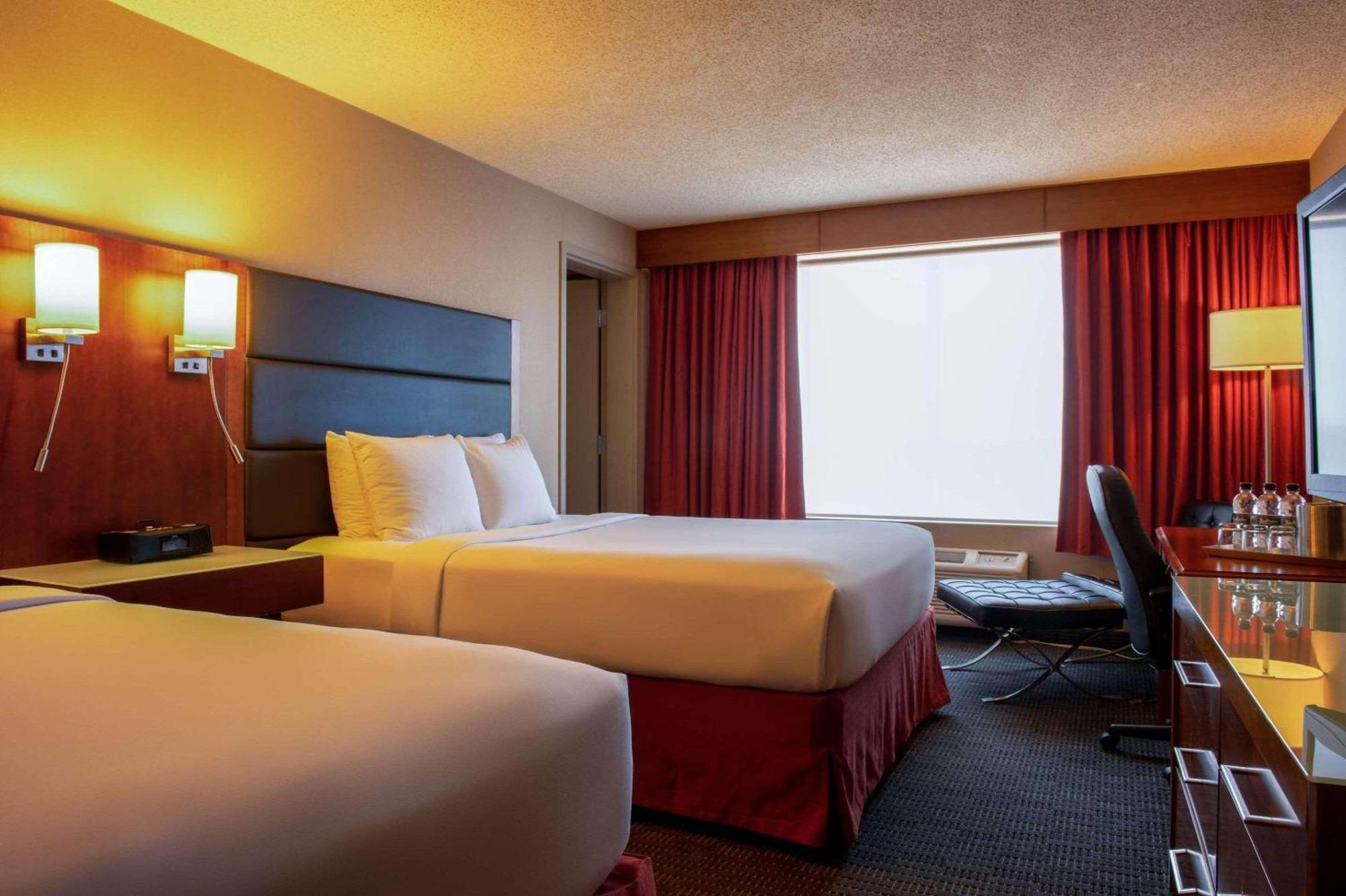 Radisson Hotel & Suites Fort Mcmurray Exteriör bild