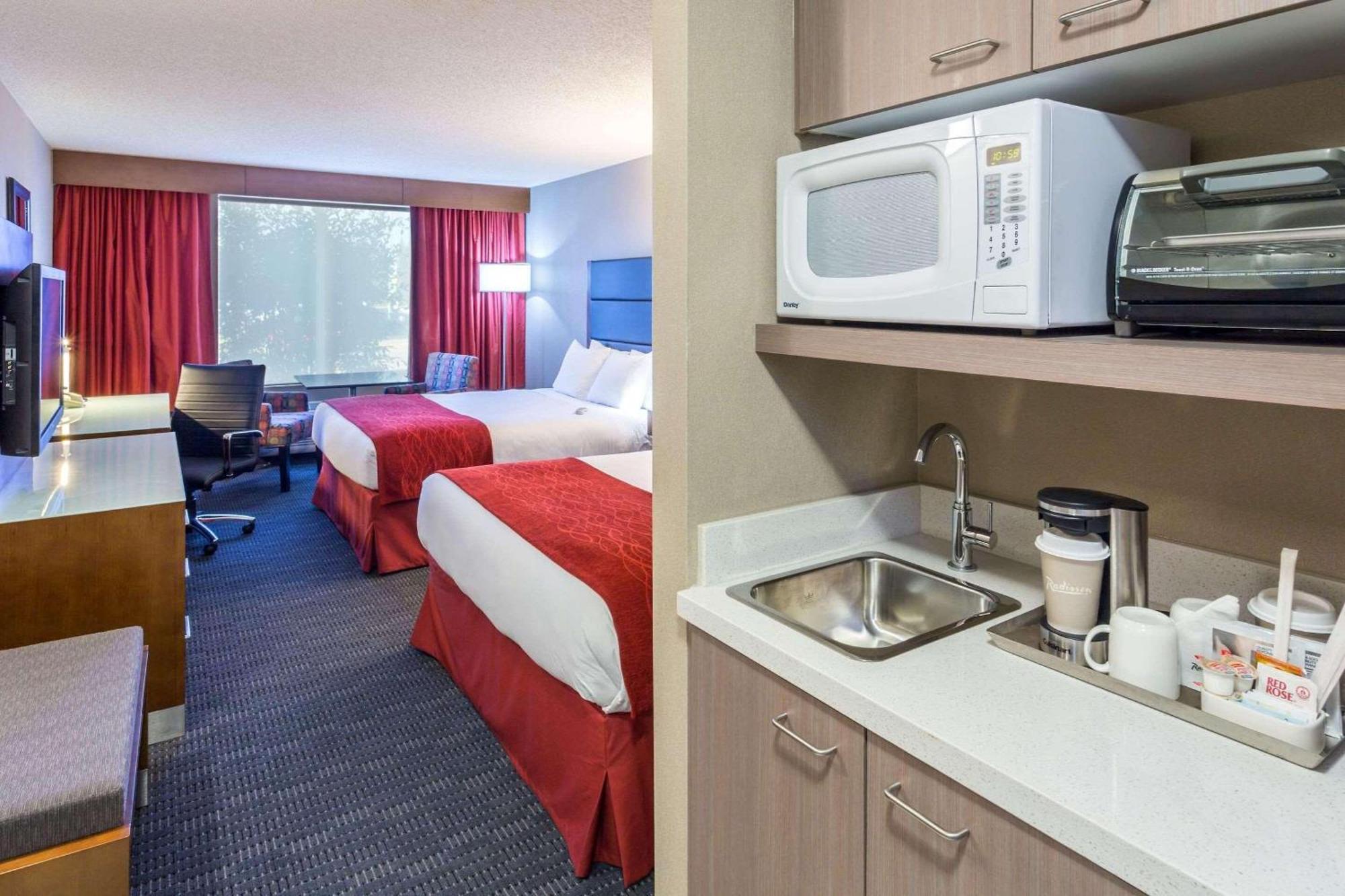 Radisson Hotel & Suites Fort Mcmurray Exteriör bild