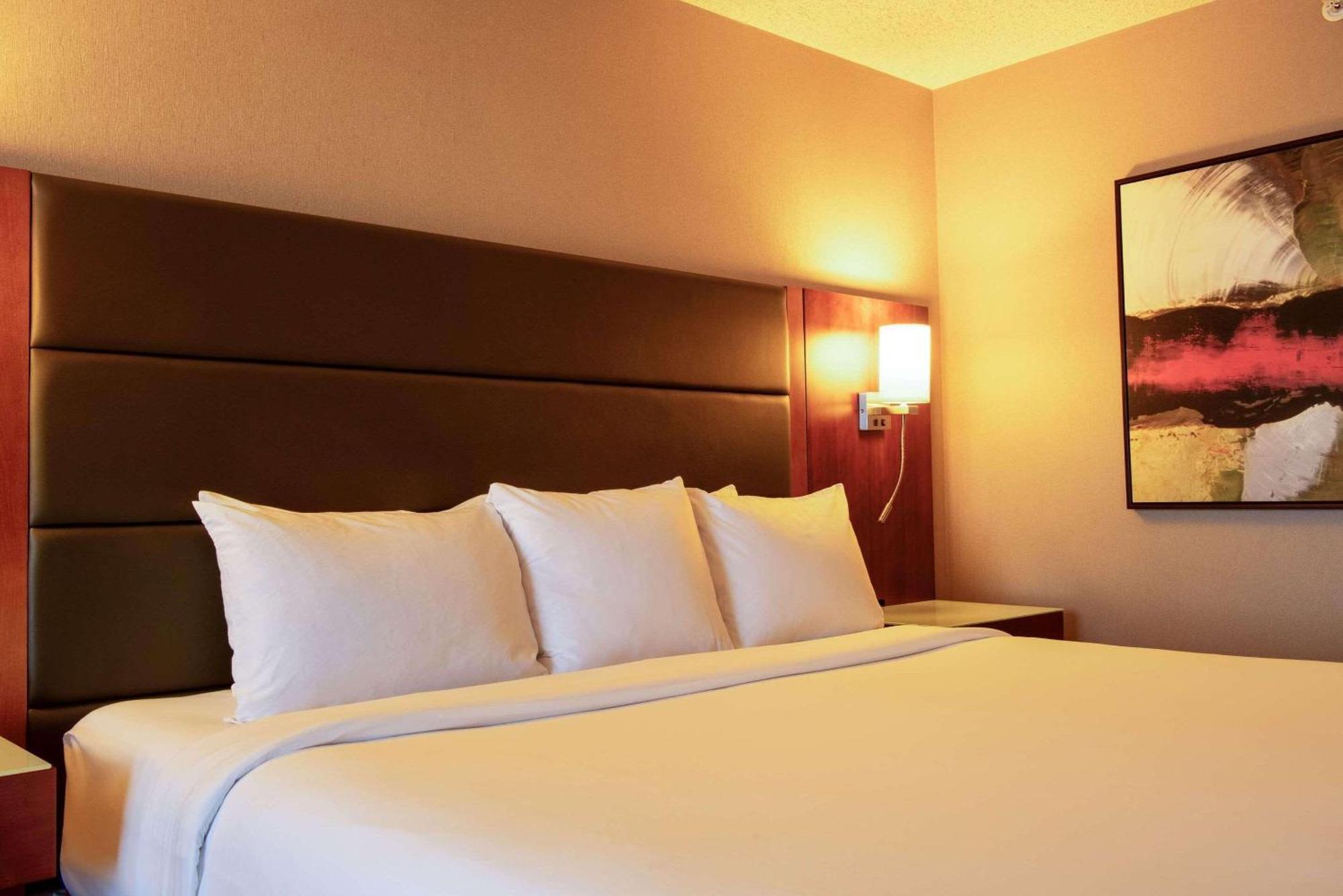 Radisson Hotel & Suites Fort Mcmurray Exteriör bild