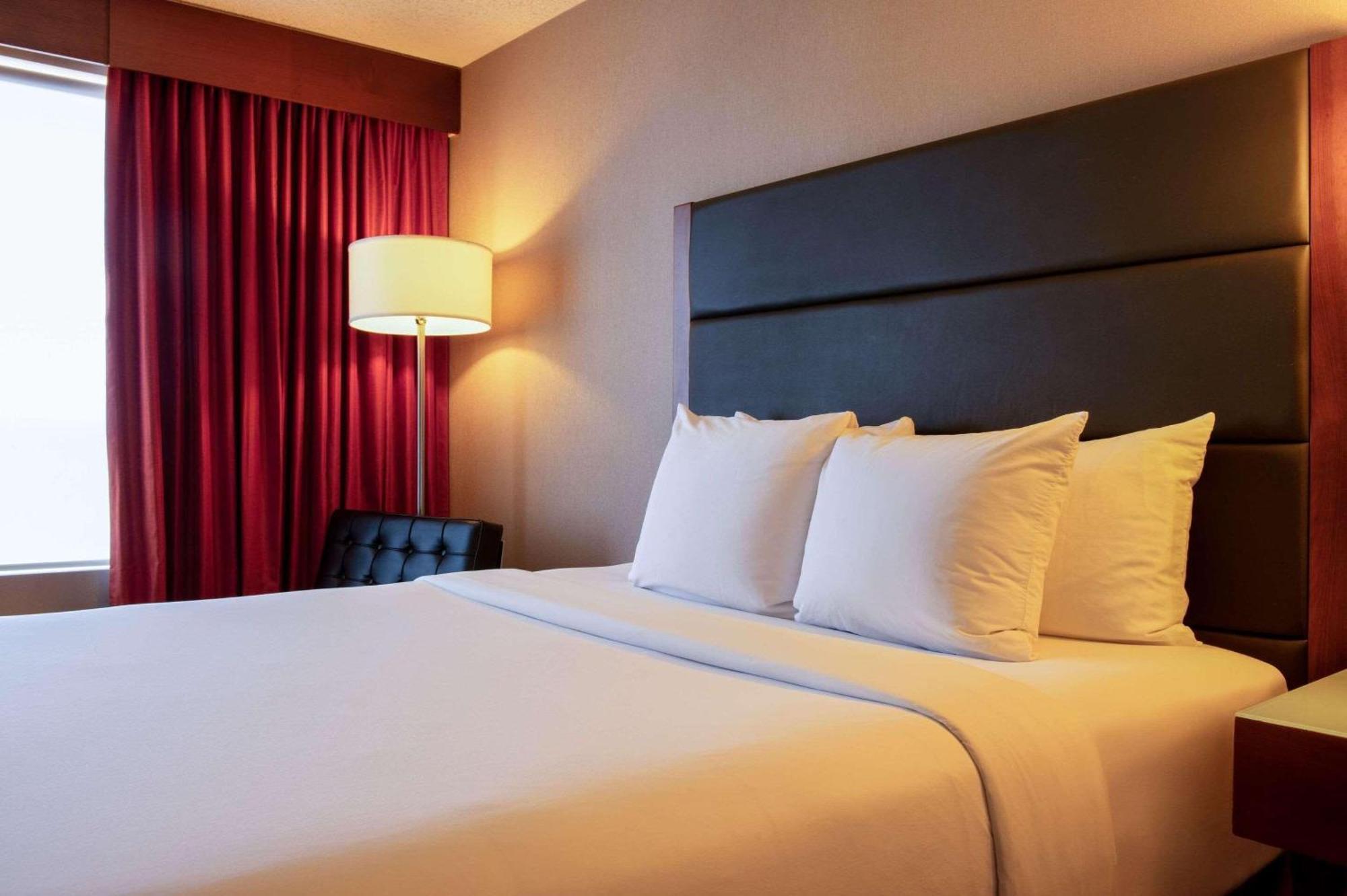 Radisson Hotel & Suites Fort Mcmurray Exteriör bild