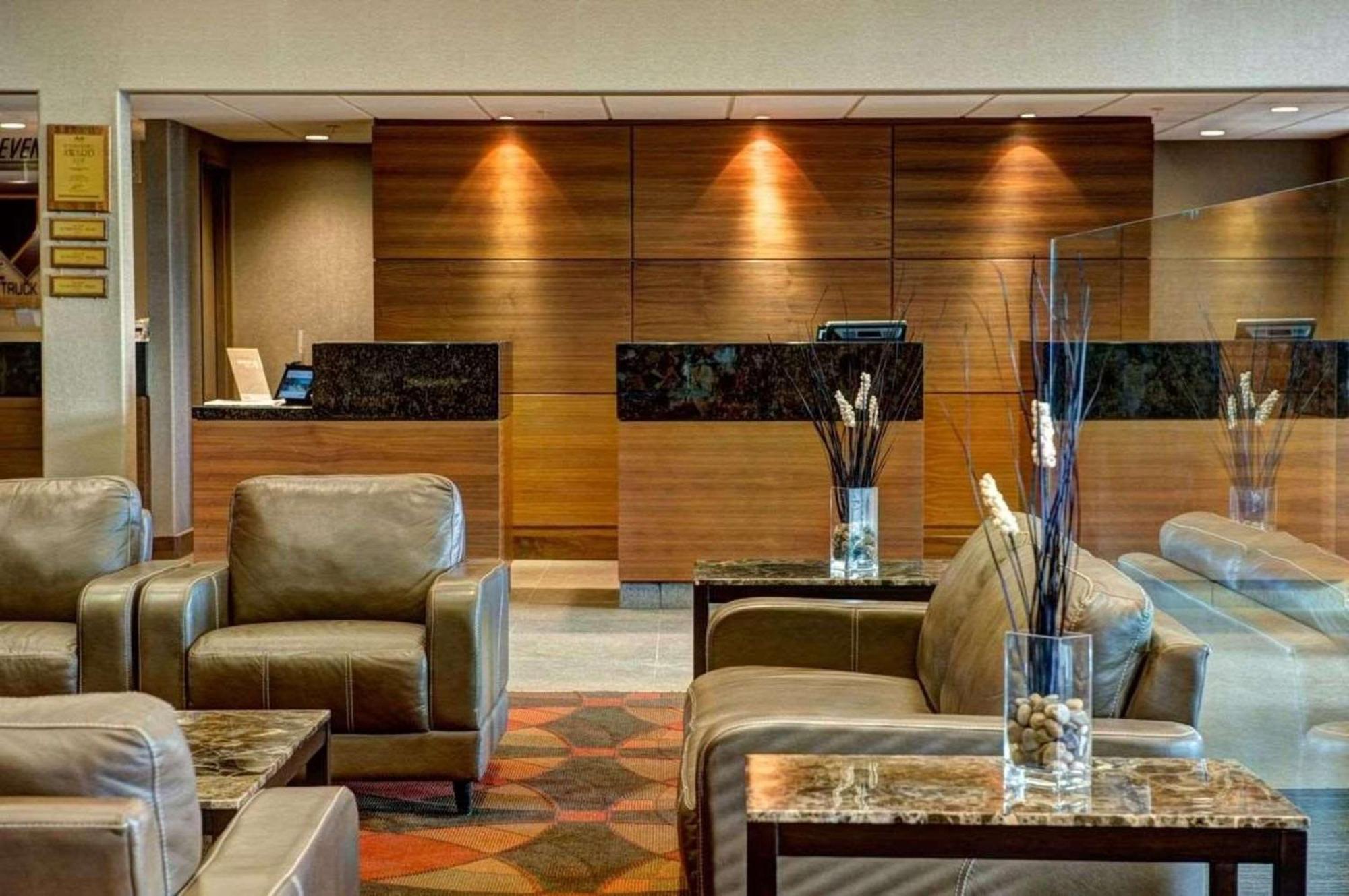 Radisson Hotel & Suites Fort Mcmurray Exteriör bild