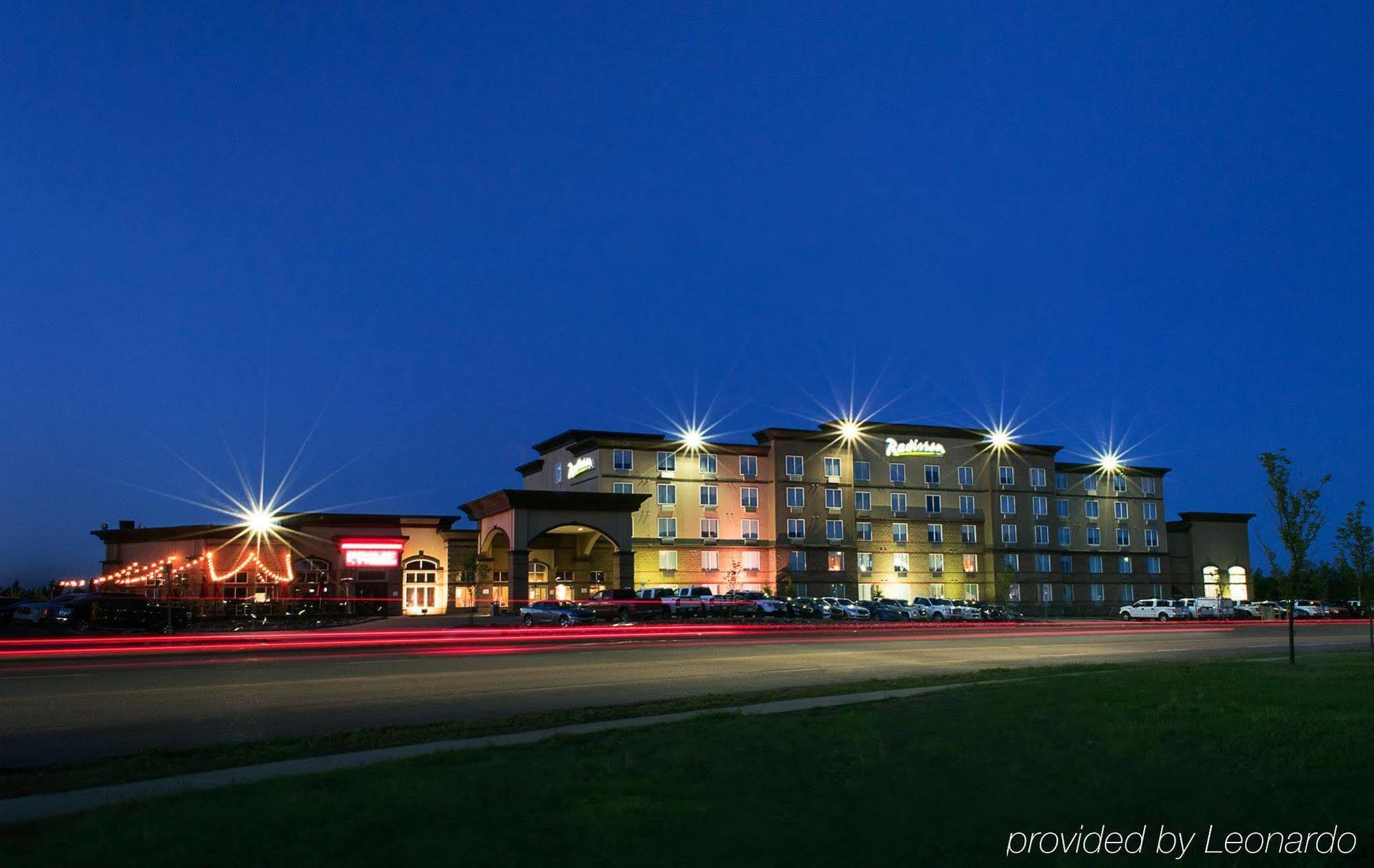 Radisson Hotel & Suites Fort Mcmurray Exteriör bild